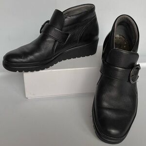 Mephisto Wedge Shootie Leather Booties in black color Size 6